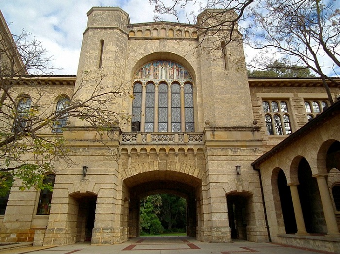 university-of-western-australia-wintrop-hall-corridor